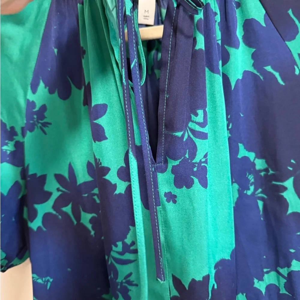 Nine West Green and navy Floral blouse with tiny neck ,short sleeve. M - Picture 5 of 6